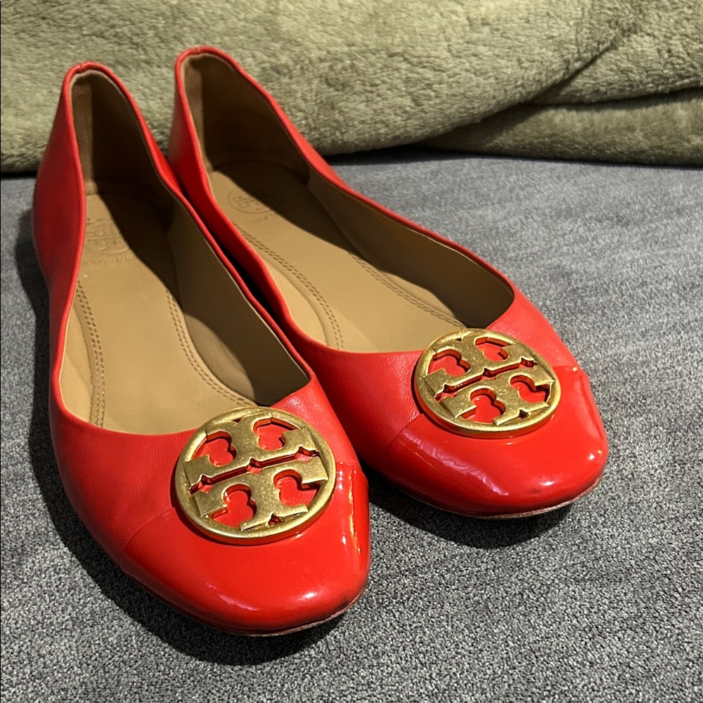 Tory Burch leather Coral Chelsea Ballet Medallion Flats with Gold Emblem.